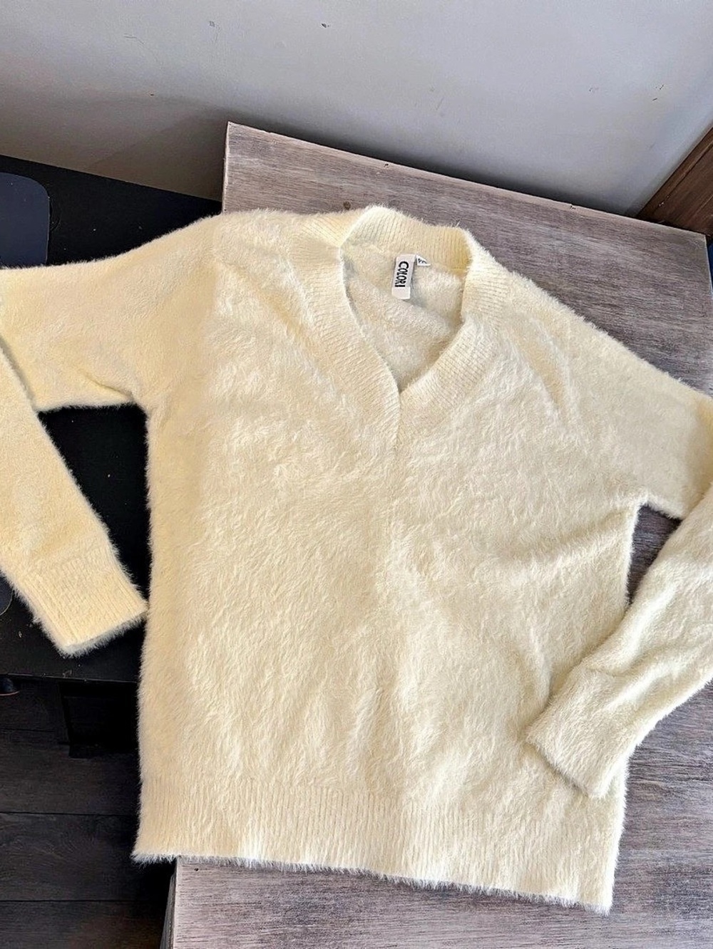 Colori V-Neck Sweater in Yellow